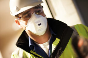 Arbeiter mit 3M® Maske in Anwendung