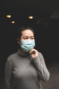 Frau mit Einwegmund- und Nasenmaske